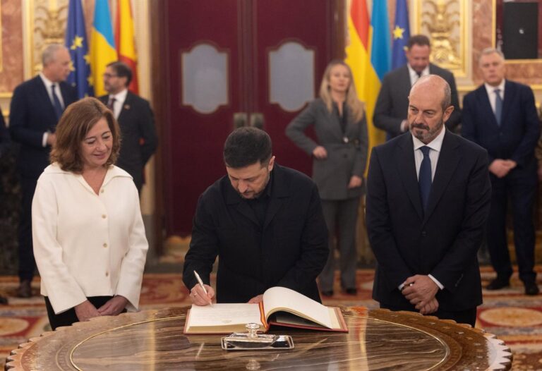 Zelenski comienza su tercer viaje oficial a España en el Congreso y Feijóo anuncia cambio en el