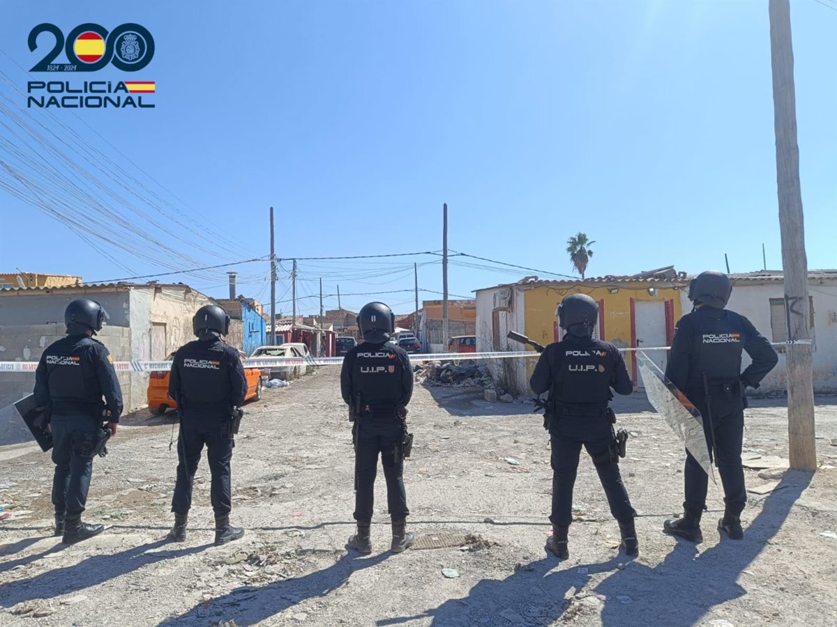 Desmantelan seis edificaciones irregulares en Son Banya, varias de ellas eran puntos de venta de