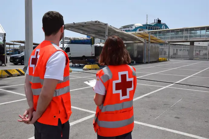 Cruz Roja asiste a 42 migrantes, incluido un niño, llegados en patera a Almería