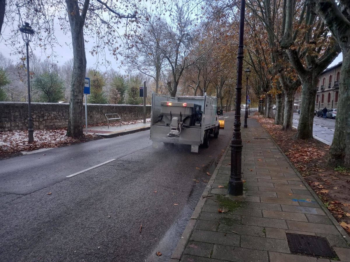 Normalidad en las calles de Burgos tras la distribución de cuatro camiones de fundentes