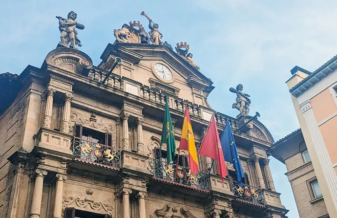 El Ayuntamiento de Pamplona renueva su protocolo contra conductas hostiles hacia su personal