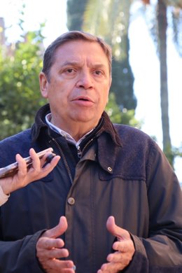 El ministro de Agricultura, Pesca y Alimentaci&oacute;n, Luis Planas, atendiendo a los medios.