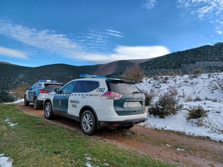 Una excursionista recibe ayuda de la Guardia Civil tras caer cerca de San Millán de la Cogolla