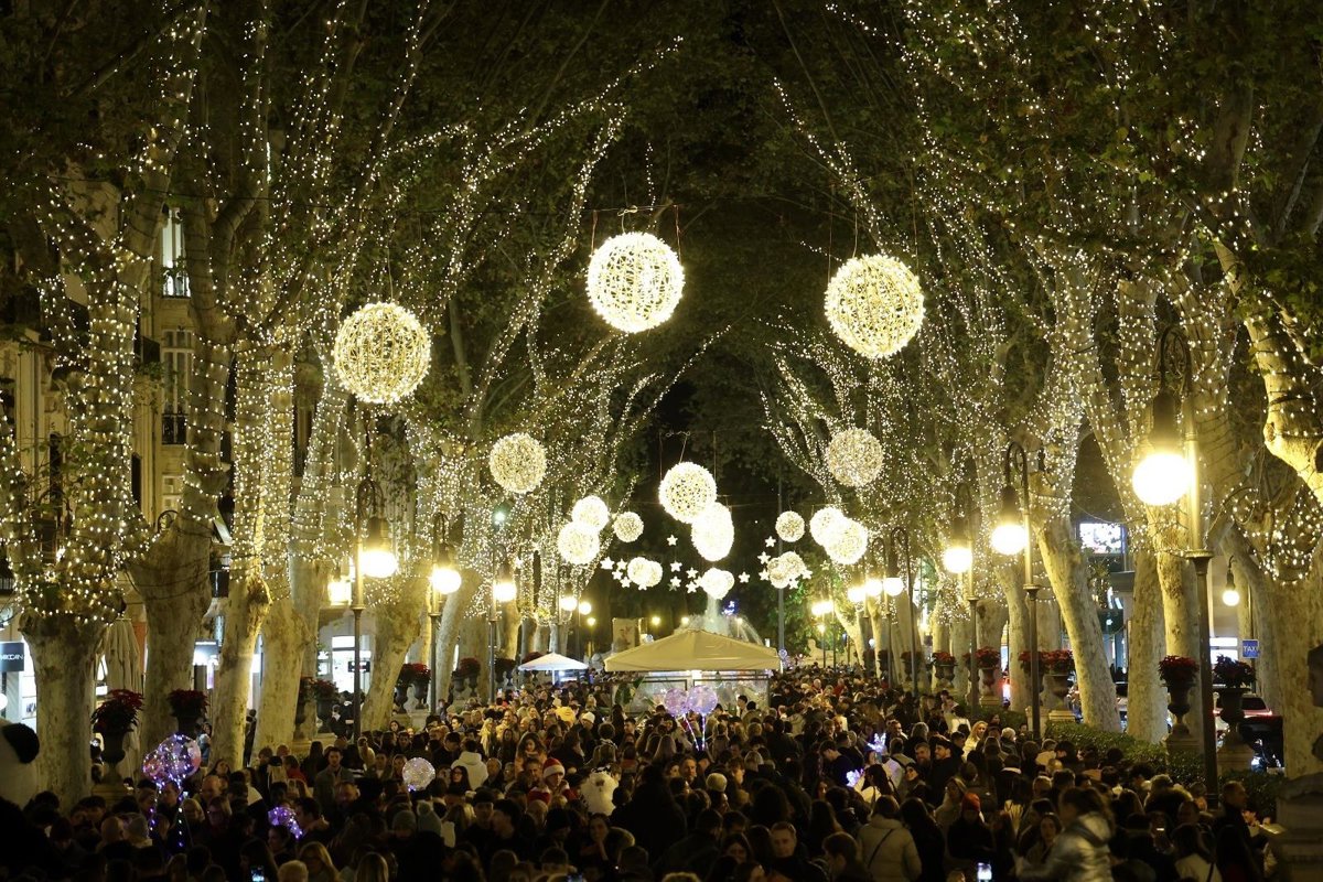 Unas 25.000 personas celebran la llegada de la Navidad con el encendido de luces en Palma