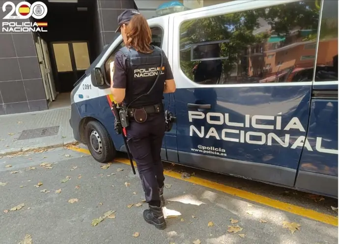Dos detenidos por agredir y robar a dos personas en una parada de autobús en Palma