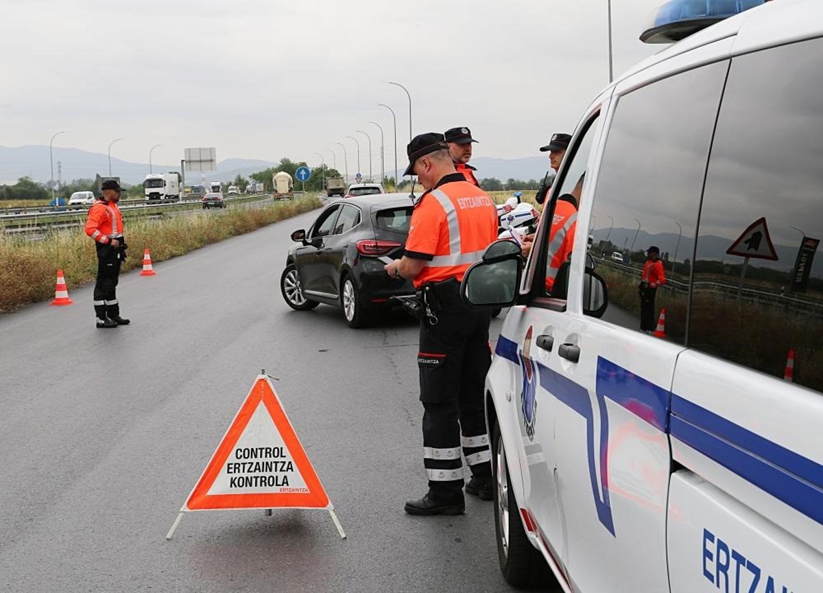 Ertzaintza y policías locales supervisan la atención en las carreteras vascas
