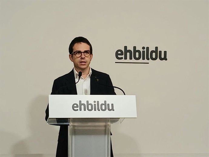 El líder de EH Bildu en el Parlamento Vasco, Pello Otxandiano, en rueda de prensa en Bilbao