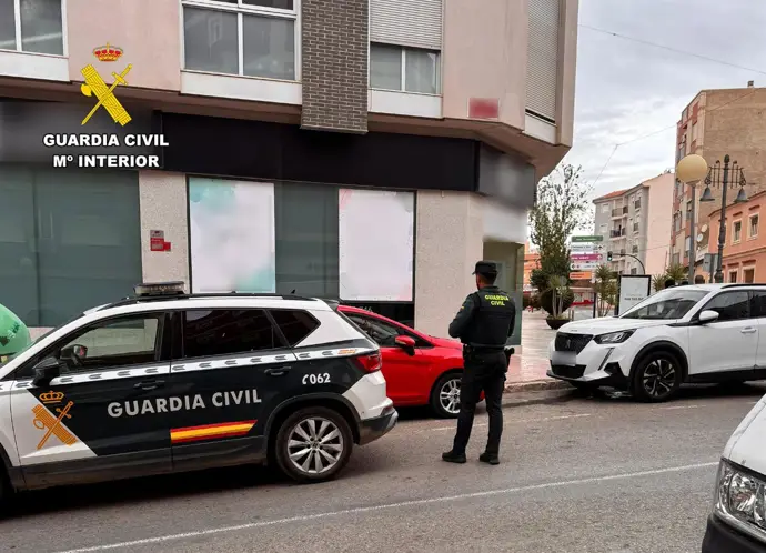 Un guardia civil fuera de servicio salva a una mujer de un incendio en su casa en Mazarrón