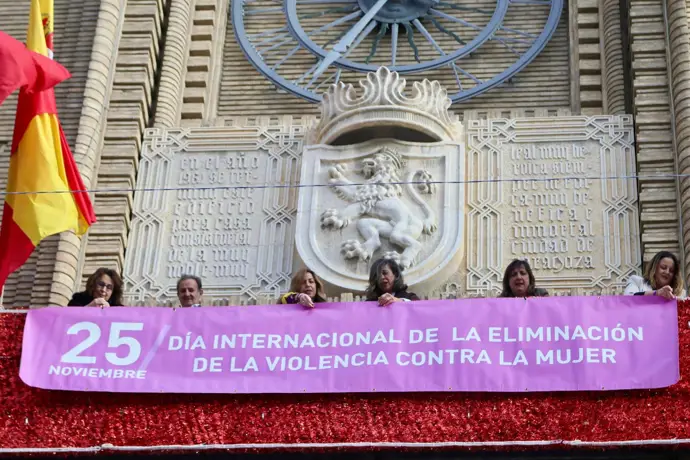 Chueca resalta la unidad contra la violencia de género con Vox en la colocación de la pancarta