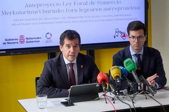 El consejero de Industria y de Transici&oacute;n Ecol&oacute;gica y Digital Empresarial, Mikel Irujo, y el director de Comercio y Consumo, Pablo Ezcurra Fern&aacute;ndez, presentan el anteproyecto de la nueva Ley Foral de Comercio.