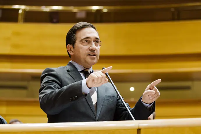 Albares buscará avanzar en la oficialidad del euskera durante la visita del presidente alemán