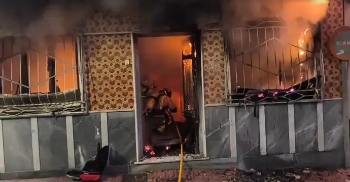 Bomberos sofocan incendio en una casa unifamiliar en Águilas, evitando mayores daños y riesgos.