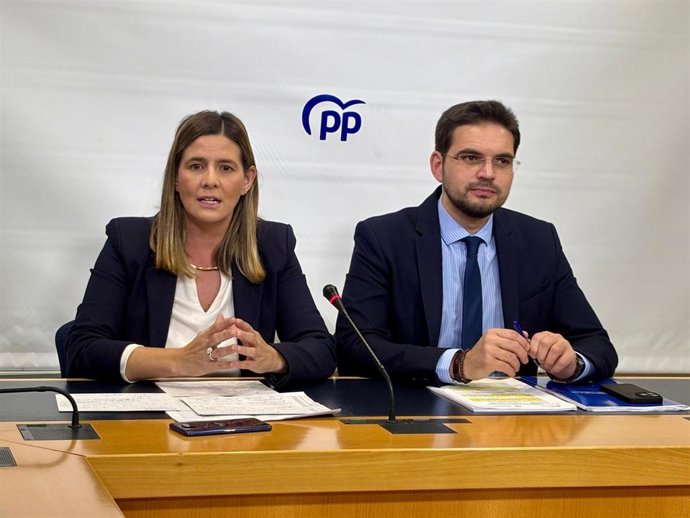 La secretaria general y portavoz parlamentaria del Partido Popular de Castilla-La Mancha, Carolina Agudo y el diputado auton&oacute;mico y portavoz adjunto, Santiago Serrano.
