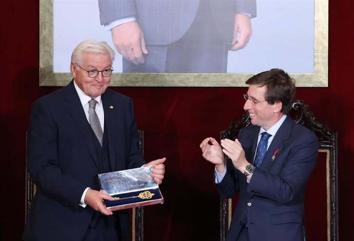 El alcalde de Madrid, Jos&eacute; Luis Mart&iacute;nez-Almeida, entrega la Llave de Oro de la Villa de Madrid al presidente de Alemania, Frank-Walter Steinmeier