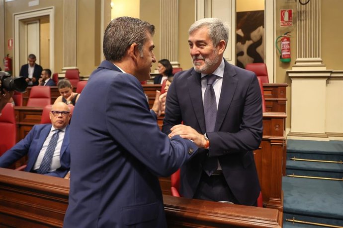 Archivo - Manuel Domínguez y Fernando Clavijo se saludan durante el debate de investidura