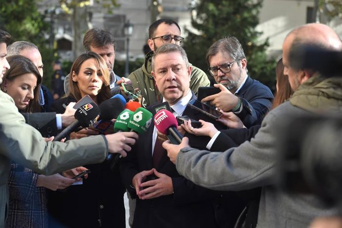 El presidente de la Junta de Castilla-La Mancha, Emiliano Garc&iacute;a-Page, a su llegada al acto homenaje a Javier Lamb&aacute;n, en el Senado, a 27 de noviembre de 2025, en Madrid (Espa&ntilde;a).