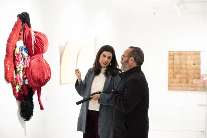 Belén Mazuecos, artista de Granada, recibe el Premio Artes Plásticas 'El Brocence' de la