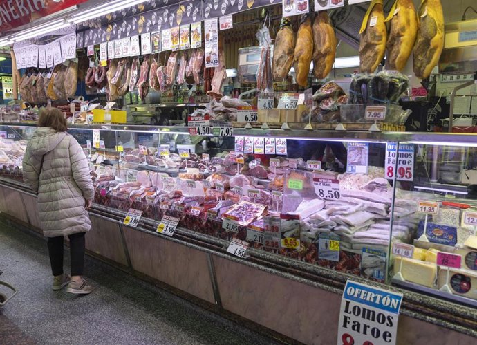Archivo - Una mujer compra en una charcuter&iacute;a  en un mercado, a 15 de marzo de 2023, en Madrid (Espa&ntilde;a).