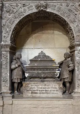 Las visitas guiadas a la restauración de la urna de Alfonso X empezarán este martes