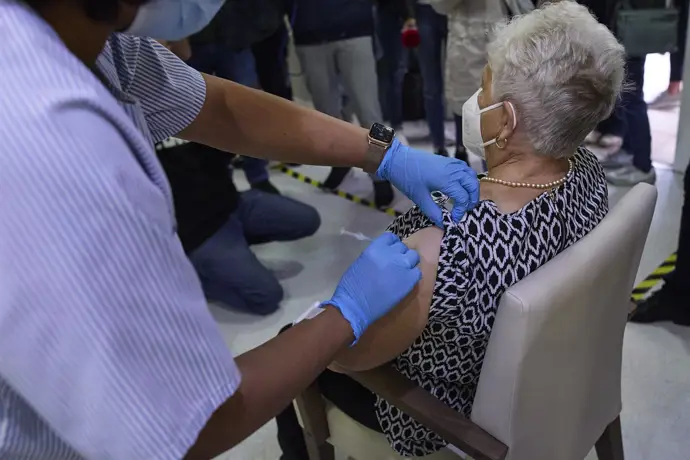 Andalucía presenta su plan de acción contra la gripe y sugiere el uso de mascarillas en centros
