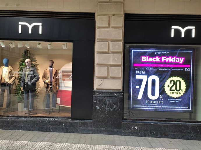 Archivo - Comercio de Bilbao con ofertas por el Black Friday