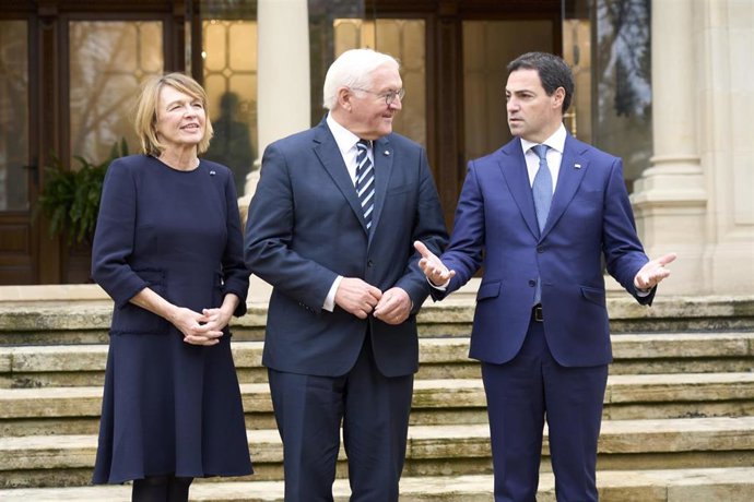 El lehendakari, Imanol Pradales (d), recibe al presidente de la Rep&uacute;blica Federal de Alemania, Frank-Walter Steinmeier (c), y a la primera dama de Alemania, Elke B&uuml;denbender (i),  en el palacio de Ajuria Enea, a 28 de noviembre de 2025, en Vitoria-Gasteiz