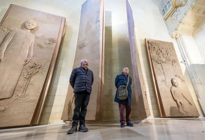 La catedral muestra las puertas de Antonio López, resultado de la valentía de Burgos en su arte.