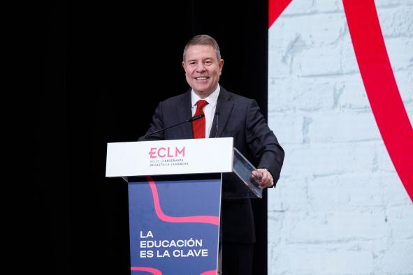 García-Page destaca la educación como la esencia de la sociedad actual y su futuro.