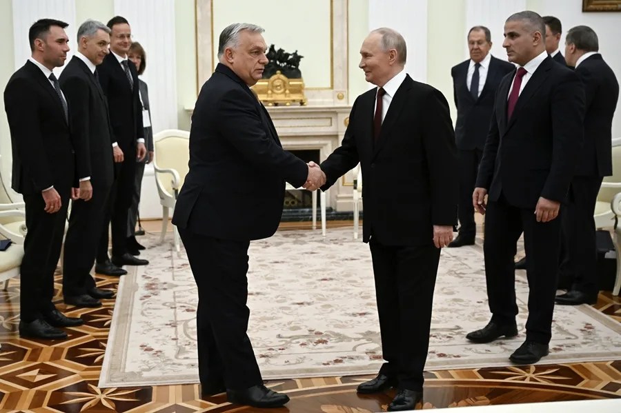 El primer ministro h&uacute;ngaro, V&iacute;ktor Orb&aacute;n, y el presidente ruso, Vlad&iacute;mir Putin, durante su reuni&oacute;n de este viernes en el Kremlin, en Mosc&uacute;.