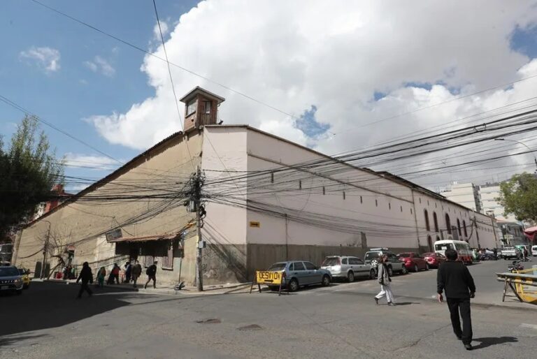 El expresidente Luis Arce cumple su detención preventiva en una celda compartida en una cárcel de Bolivia