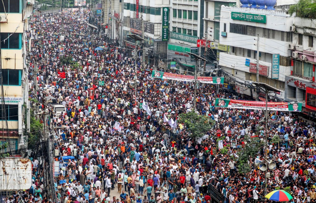 Miles de bangladesíes reciben al líder opositor exiliado antes de las elecciones