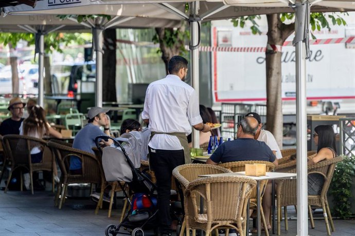Archivo - Clientes de un bar se refrescan en la terraza, a 15 de julio de 2025, en Madrid (Espa&ntilde;a).