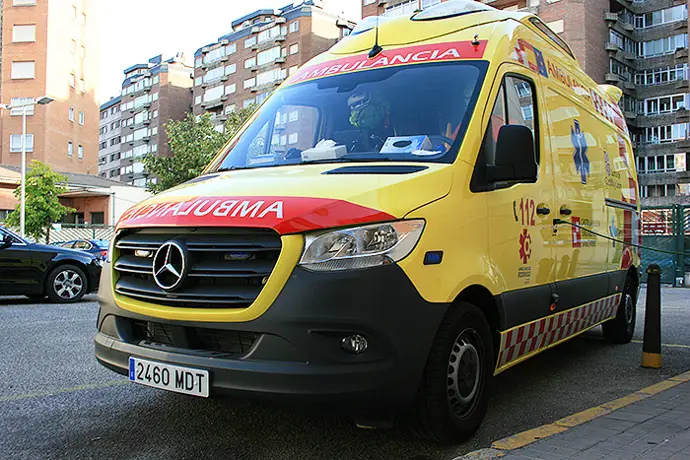 Un herido en un accidente entre un coche y un tractor en un pueblo de Ávila