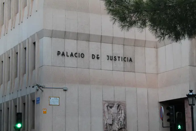 La Fiscalía solicita 10 años de prisión para un hombre acusado de violar a la amiga menor de su