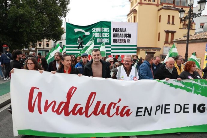 El coordinador federal de Izquierda Unida (IU) y candidato de Por Andaluc&iacute;a a la Junta en las pr&oacute;ximas elecciones auton&oacute;micas, Antonio Ma&iacute;llo, en la movilizaci&oacute;n anual del 4D secundada por su formaci&oacute;n en Sevilla con motivo del 'D&iacute;a Nacional de Andaluc&iacute;a'