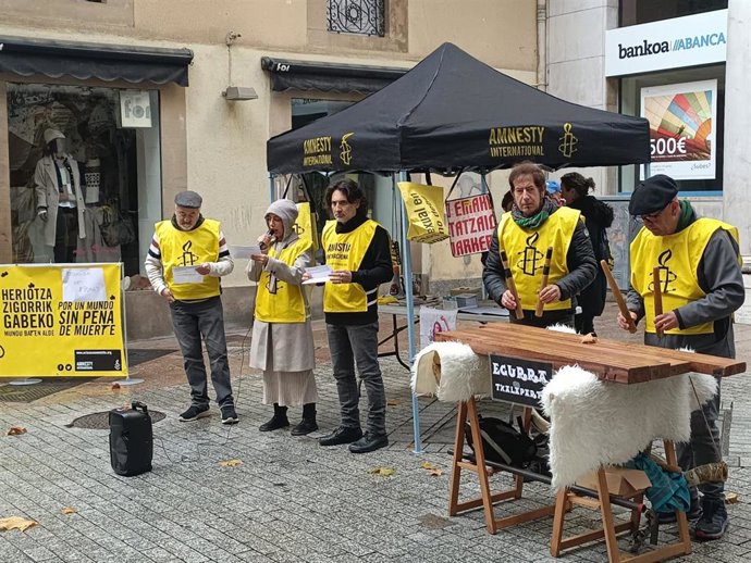 Movilizaci&oacute;n de Amnistia Internacional contra la Pena de Muerte en Vitoria-Gasteiz