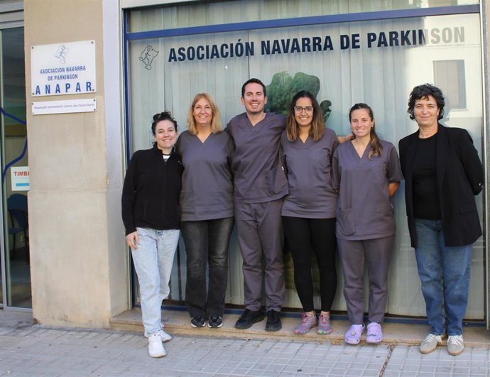 La Asociaci&oacute;n Navarra de P&aacute;rkinson (ANAPAR) ha puesto en marcha 'Hablando de P&aacute;rkinson', un podcast que busca "informar, apoyar y acompa&ntilde;ar" a las personas afectadas.