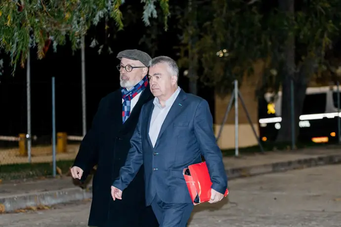 Cerdán firma en el juzgado de Tafalla, su primera aparición desde la cárcel, mientras Ábalos