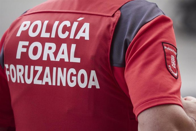 Archivo - Imagen de archivo de un agente de Polic&iacute;a Foral