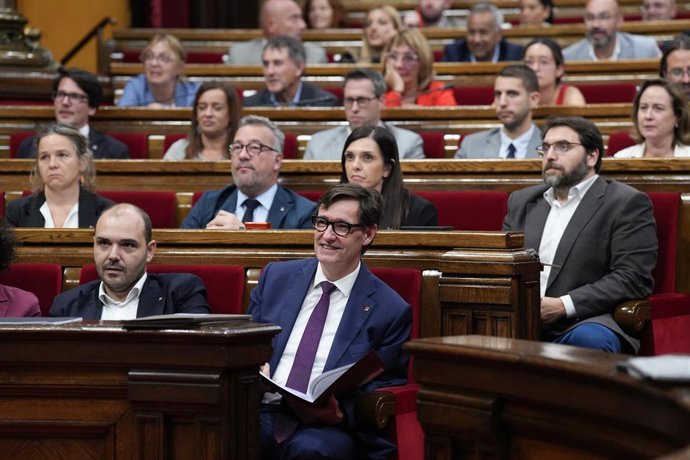 Archivo - El president de la Generalitat, Savador Illa, y el conseller de la Presid&egrave;ncia, Albert Dalmau, en el Parlament de Catalunya, a 9 de octubre de 2025, en Barcelona, Catalunya (Espa&ntilde;a).