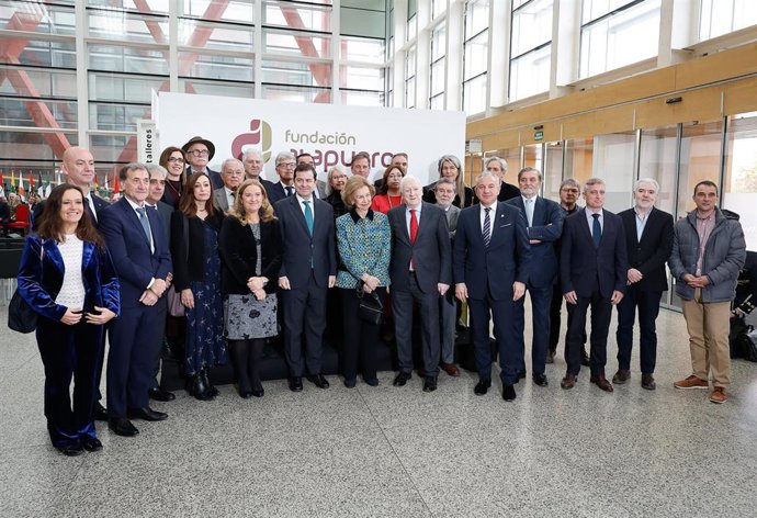 La Reina Sof&iacute;a y el presidente de la Junta, Alfonso Fern&aacute;ndez Ma&ntilde;ueco (i), en una foto de familia tras la entrega de la VIII edici&oacute;n de los Premios Evoluci&oacute;n y de la I edici&oacute;n del Premio Emiliano Aguirre, en el Museo de la Evoluci&oacute;n Humana.
