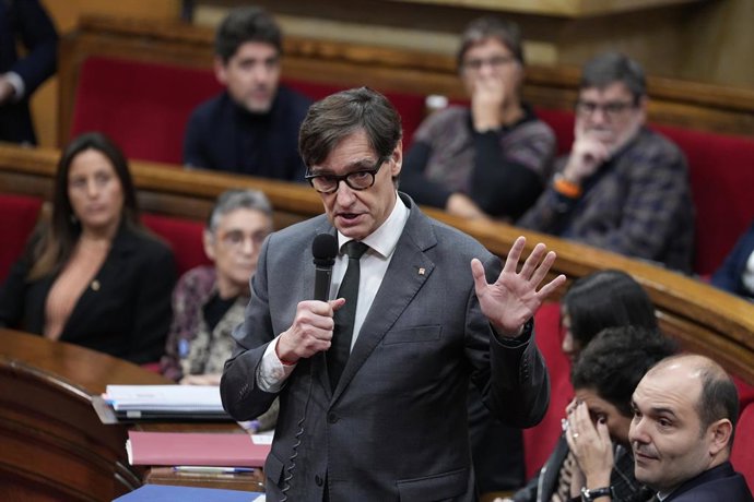 El president de la Generalitat, Salvador Illa, durante una sesi&oacute;n de control al Govern, en el Parlament de Catalunya, a 19 de noviembre de 2025, en Barcelona