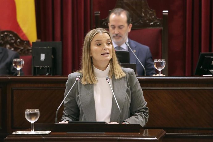 Archivo - La presidenta del Govern balear, Marga Prohens, interviene durante el Debate de Pol&iacute;tica General, en el Parlament balear, a 7 de octubre de 2025, en Palma de Mallorca, Mallorca, Baleares (Espa&ntilde;a).