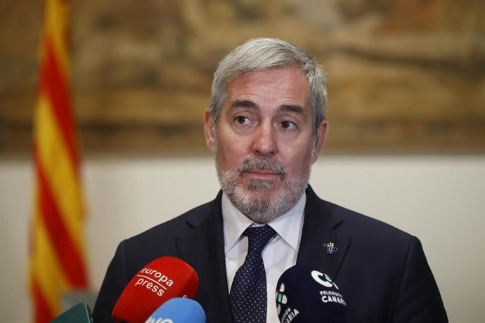 El presidente de Canarias, Fernando Clavijo, atiende a los medios de comunicaci&oacute;n