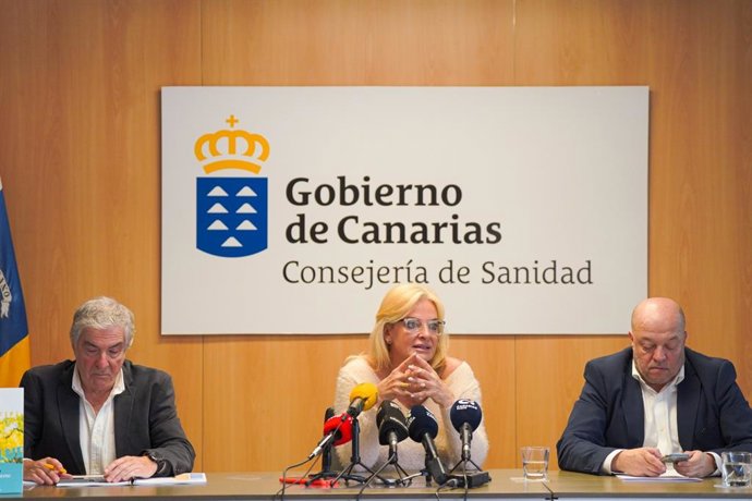 La consejera de Sanidad del Gobierno de Canarias, Esther Monzón, el director general de Salud Pública del Servicio Canario de la Salud (SCS), José Díaz-Flores, y el jefe de servicio de Promoción de la Salud de esta Dirección General, Juan Manuel Méndez