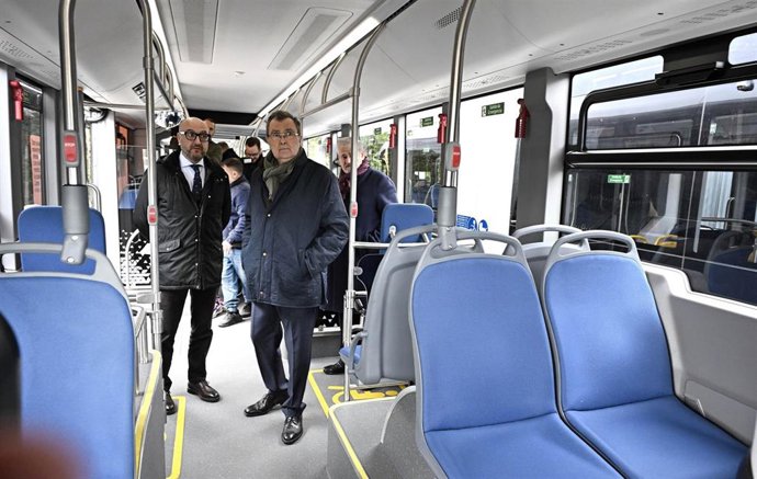 El alcalde de Murcia, Jos&eacute; Ballesta, acompa&ntilde;ado del concejal de Movilidad, Gesti&oacute;n Econ&oacute;mica y Contrataci&oacute;n, Jos&eacute; Francisco Mu&ntilde;oz, en el interior de un tranvib&uacute;s