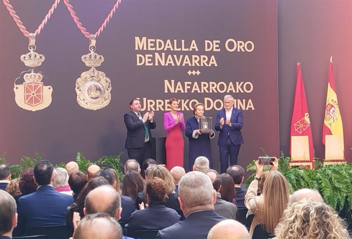 La viuda de Manuel Torres recoge la Medalla de Oro de Navarra 2025, concedida al empresario a t&iacute;tulo p&oacute;stumo