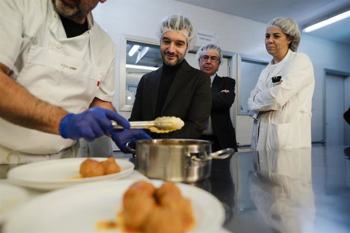 El ministro de Derechos Sociales, Consumo y Agenda 2030, Pablo Bustinduy, en las cocinas del Hospital de Parapl&eacute;jicos.