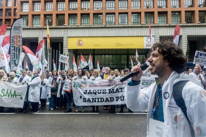 Imagen de archivo de la manifestación ‘Todos unidos por un objetivo común: el estatuto propio’, en el Ministerio de Sanidad, a 15 de noviembre de 2025, en Madrid.