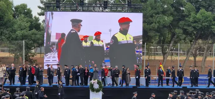 paiporta rinde homenaje a 23 agentes de la policía municipal de bilbao por su labor durante la dana